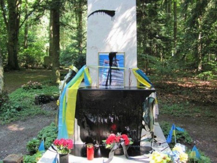 Неизвестные снова осквернили могилу Степана Бандеры в Мюнхене