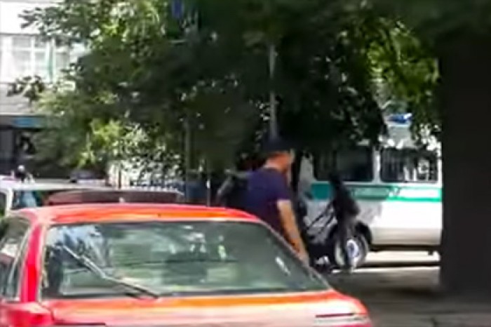 Неизвестный открыл стрельбу возле здания полиции в Алма-Ате