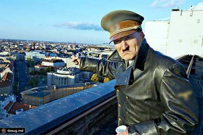 Немецкий актер месяц проездил по Германии в костюме Гитлера
