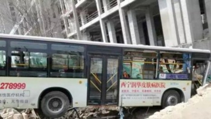 Неумелый угонщик автобуса сбил на скорости женщину