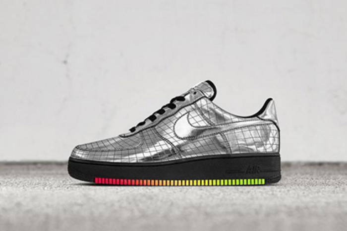 Nike посвятил кроссовки Элтону Джону