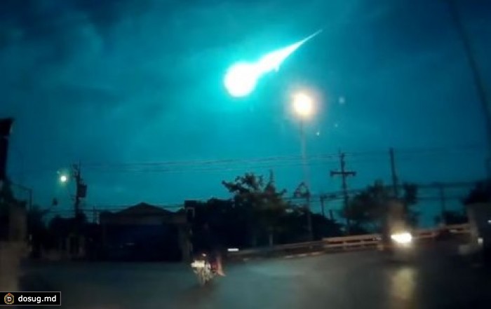 Ночное небо над Бангкоком осветил метеорит