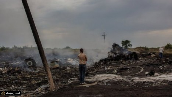 Новое видео первых минут после падения Боинга на Донбассе: Мамочки, там еще люди