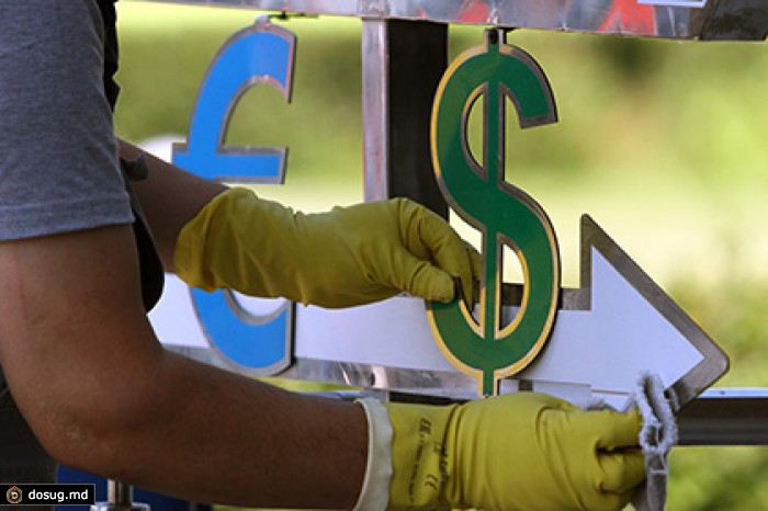 Официальный курс доллара превысил 57 рублей