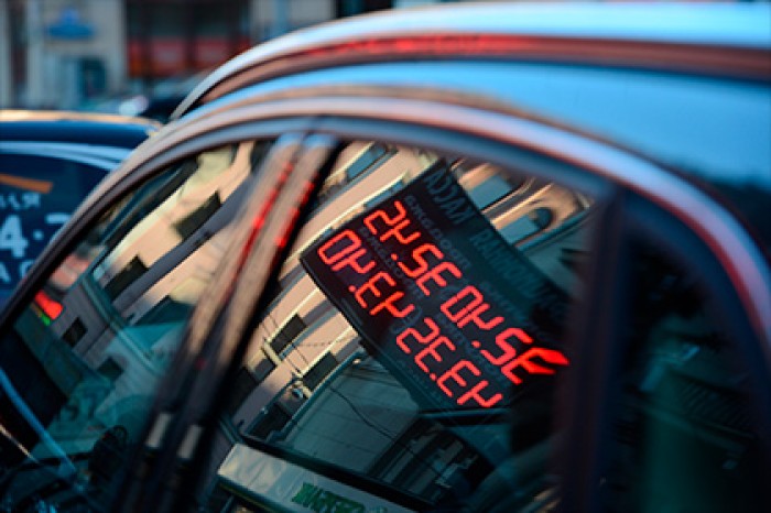 Официальный доллар упал ниже 59 рублей