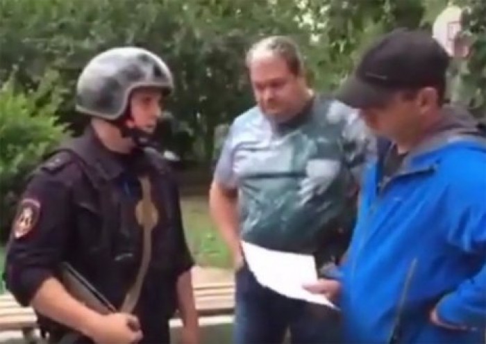 Охранников с автоматами вызвали для разгона детей с детской площадки