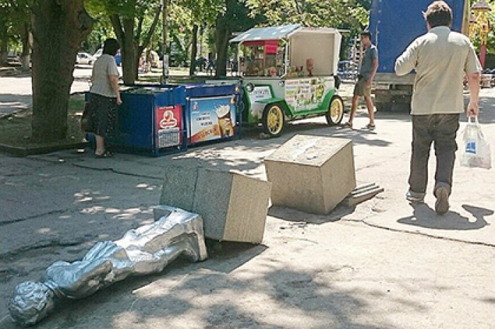 Памятник маленькому Ленину в Севастополе повалили и обвели мелом