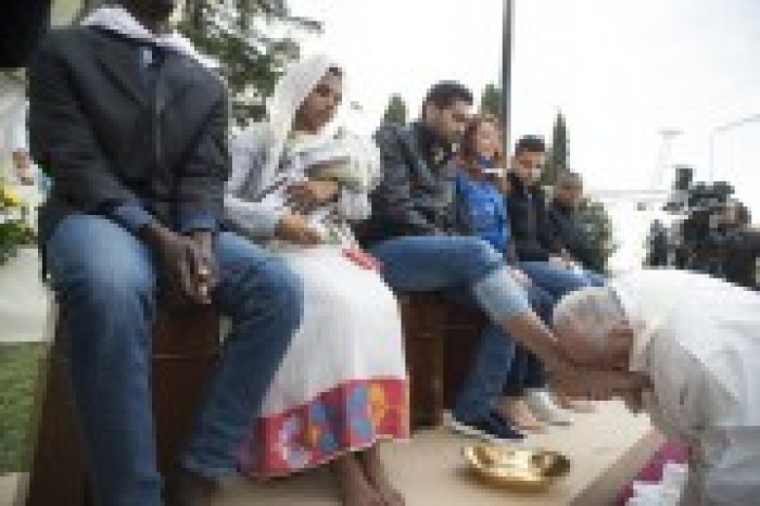Папа Франциск омыл ноги беженцам (видео/фото)
