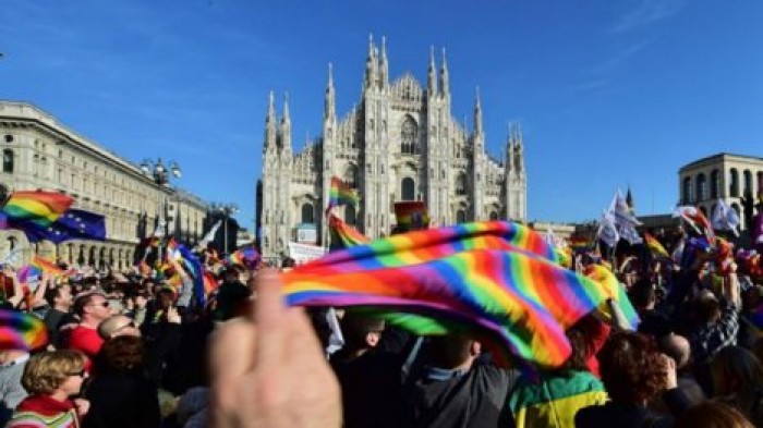 Парламент Италии одобрил однополые союзы