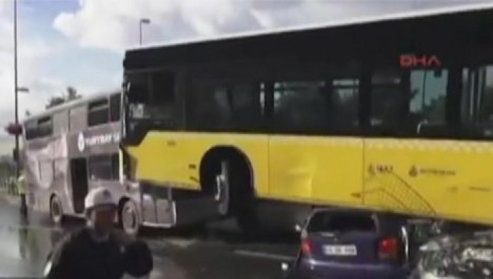 Пассажир атаковал водителя автобуса и устроил крупную аварию