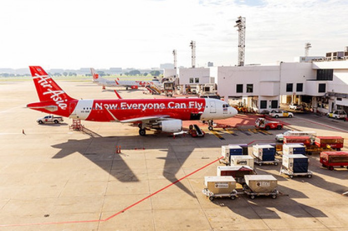Пассажиров рейса AirAsia оставили без багажа из-за перевеса лайнера