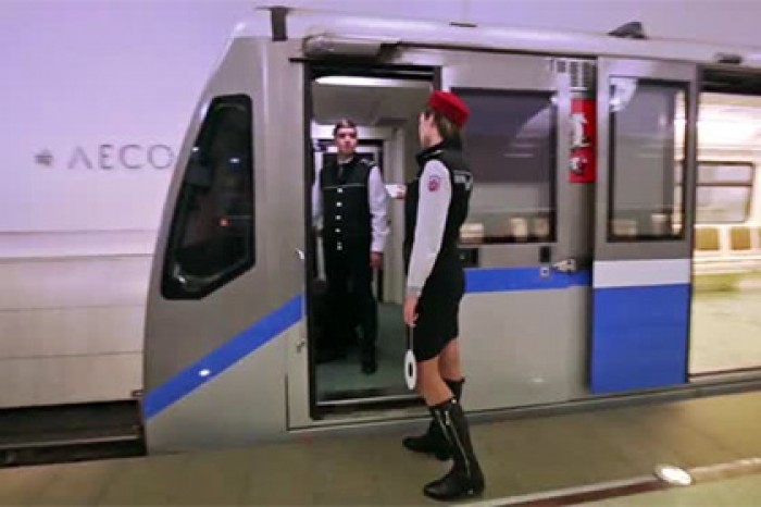 Пассажиры и работники московского метро прикинулись манекенами