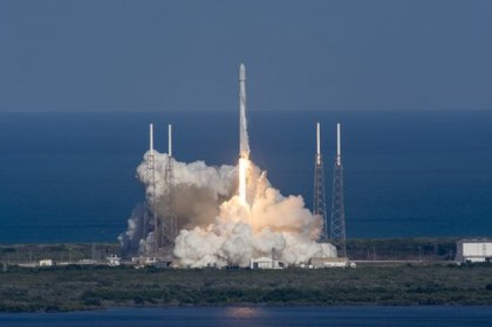Первая ступень Falcon 9 успешно приземлилась на плавучую платформу