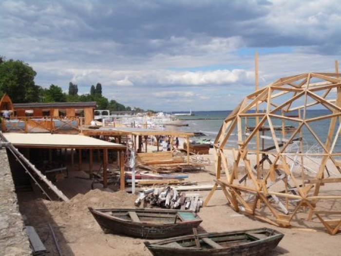 Пляжный скандал в Одессе: вместо песка - доски