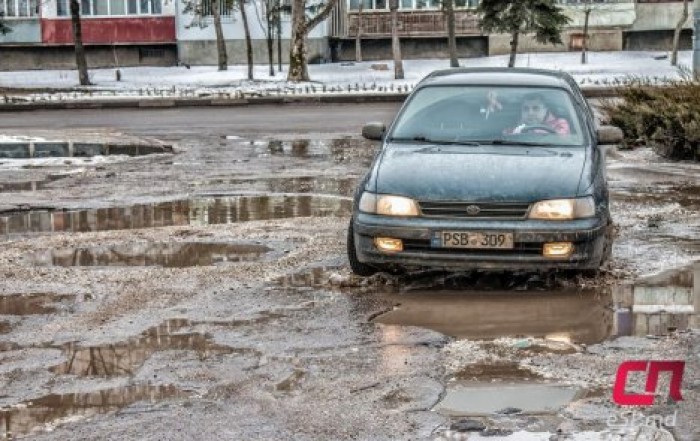 По асфальту, как по минному полю: парковка для "смелых" бельцких водителей