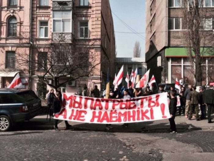 Под посольством Белоруссии в Киеве проходит митинг