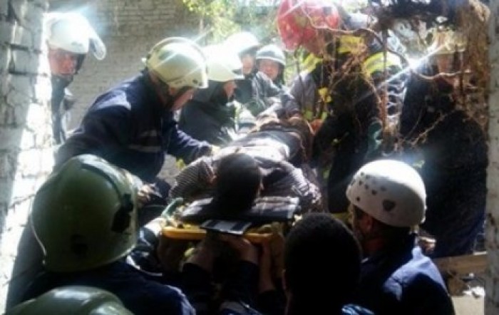 Под завалами рухнувшего здания в Киеве нашли выжившего подростка