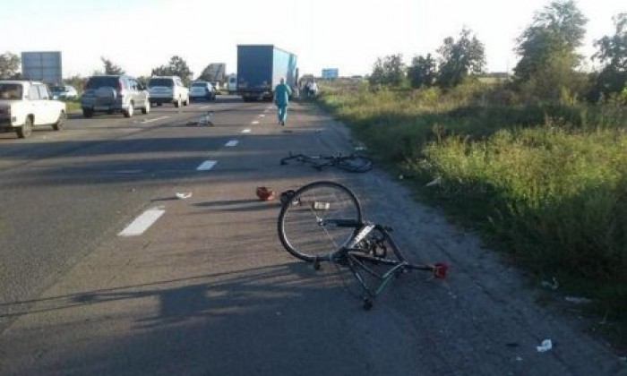 Под Киевом фура сбила велосипедистов (18+)