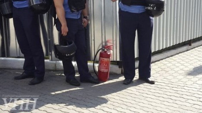 Под здание "Интера" в Киеве привезли шины
