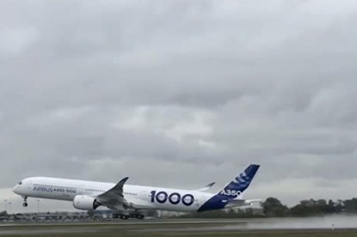 Полет самого большого лайнера из семейства Airbus А350 сняли на видео