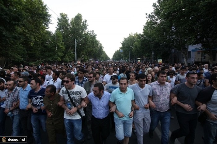 Политики встали «живым щитом» между полицией и протестующими в Ереване