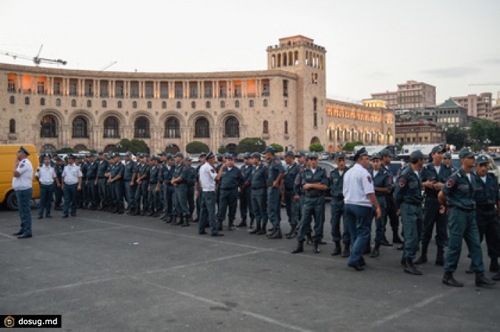 Полицейские отпустили задержанных участников акции протеста в Ереване