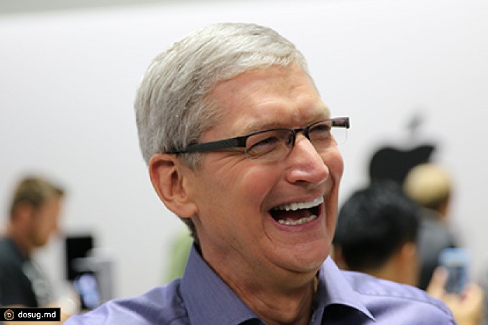 Пользователи соцсетей подшутили над нечетким снимком главы Apple с Супербоула