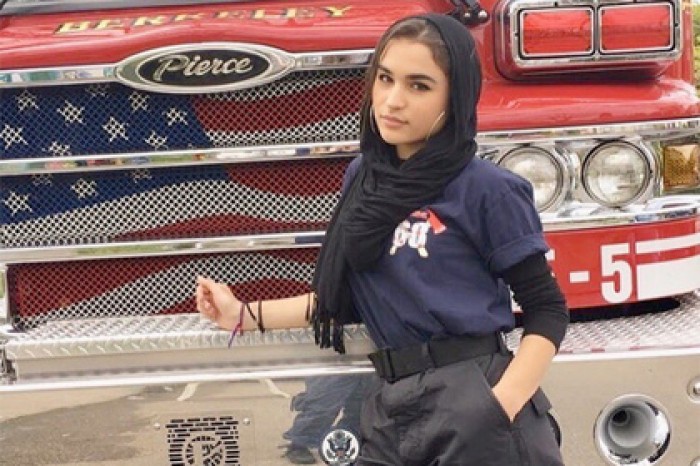Пользователи сети восхитились мусульманкой-пожарным в хиджабе