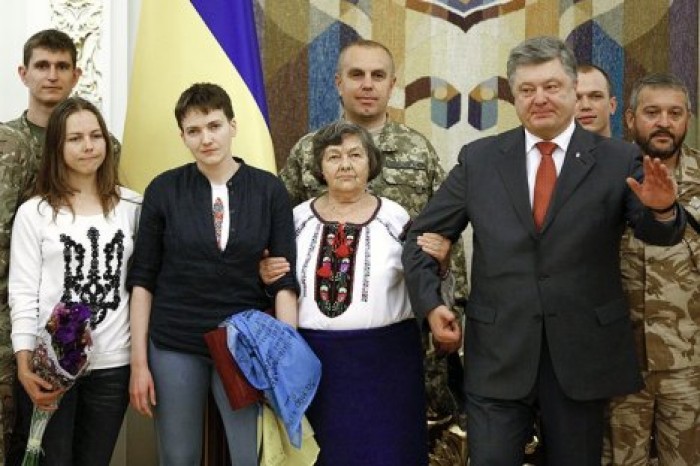 Порошенко вручил Савченко звезду "Героя Украины"