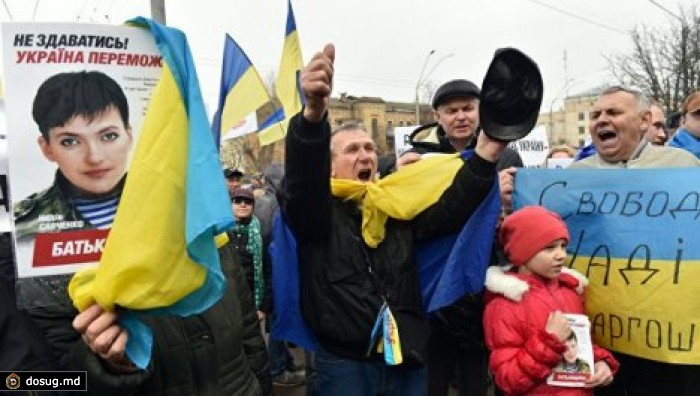 Посольство России в Киеве забросали камнями и зеленкой