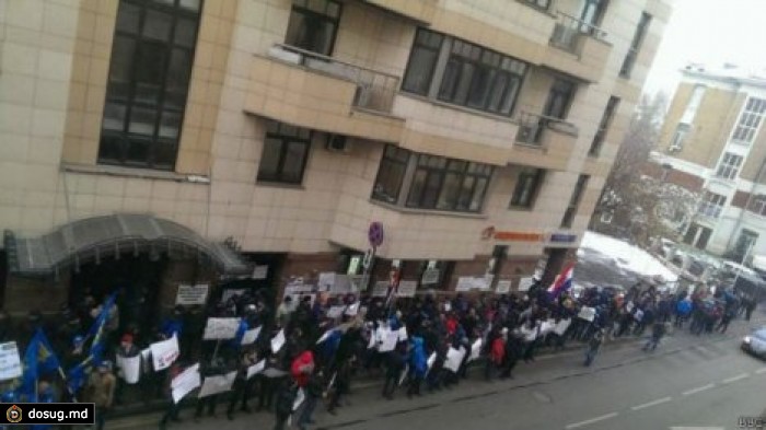 Посольство Турции в Москве закидали камнями и бутылками
