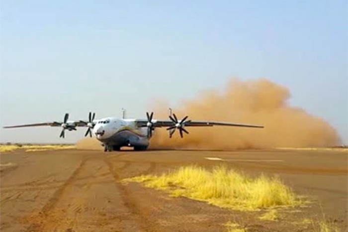 Появилось видео посадки Ан-22 на грунт в Мали