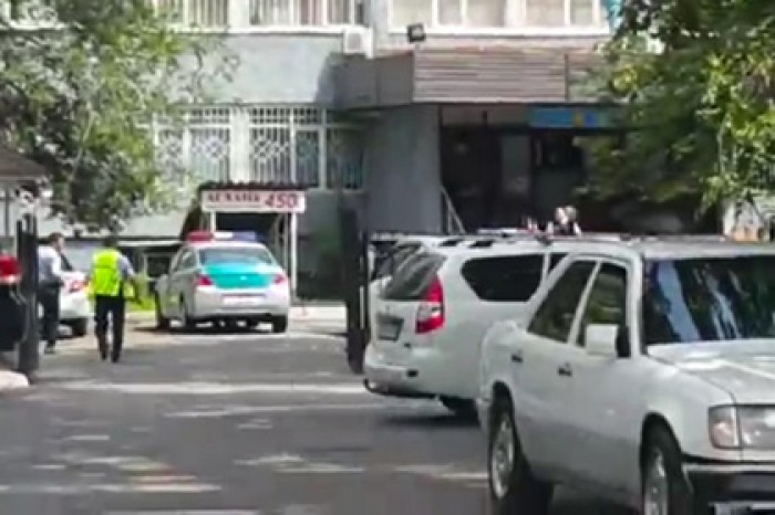 Появилось видео с места перестрелки у отделения полиции в Казахстане
