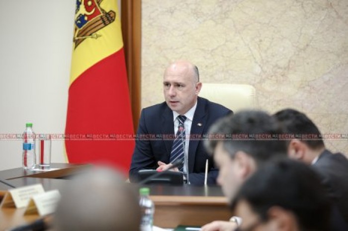 Премьер объявил выговор главе Минздрава