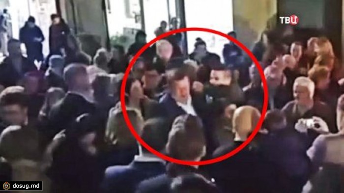 Премьеру Испании ударили кулаком в нос во время прогулки
