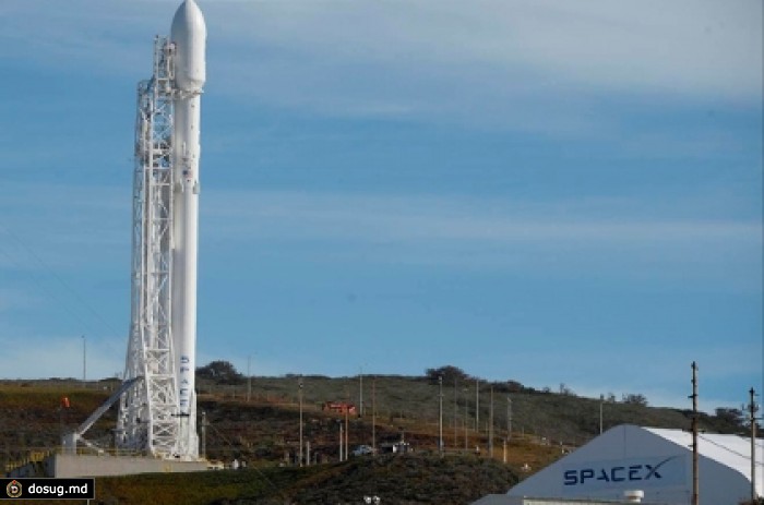 При посадке на плавучую платформу ступень Falcon 9 сломала опору