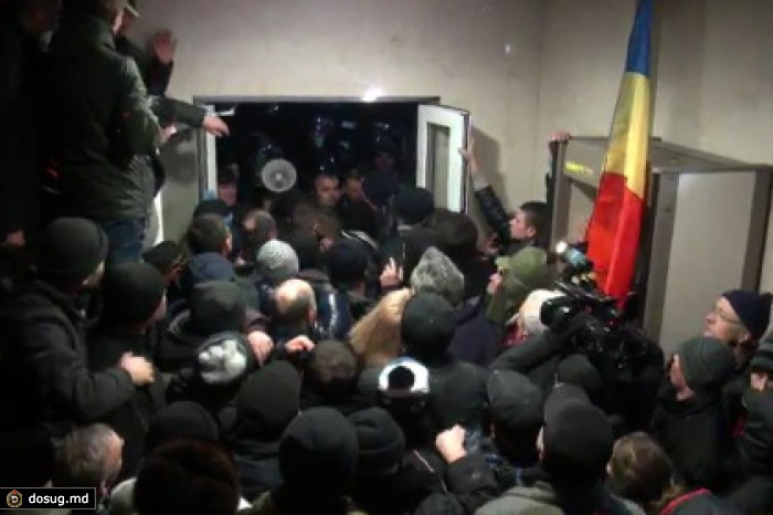 Протестующие в Кишиневе покинули здание парламента
