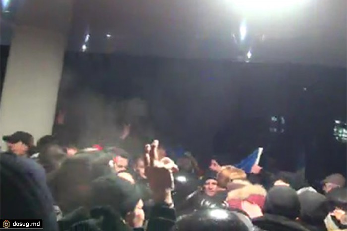 Против участников штурма парламента в Кишиневе применили слезоточивый газ