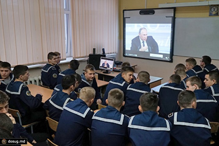 Путин допустил сокращение части военных расходов из-за падения цен на нефть
