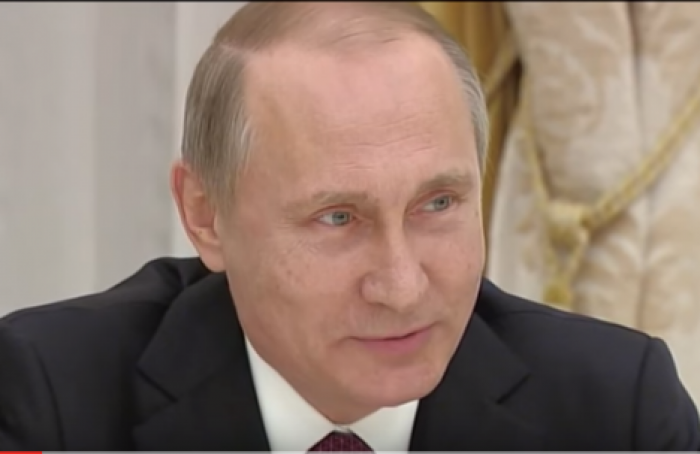Путин пошутил о содержимом чемодана Керри: "Наверное, деньги привезли"