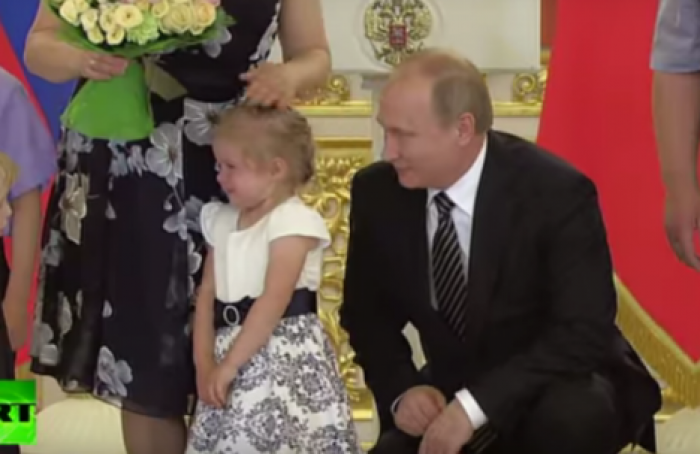 Путин пытался успокоить плачущую от волнения девочку