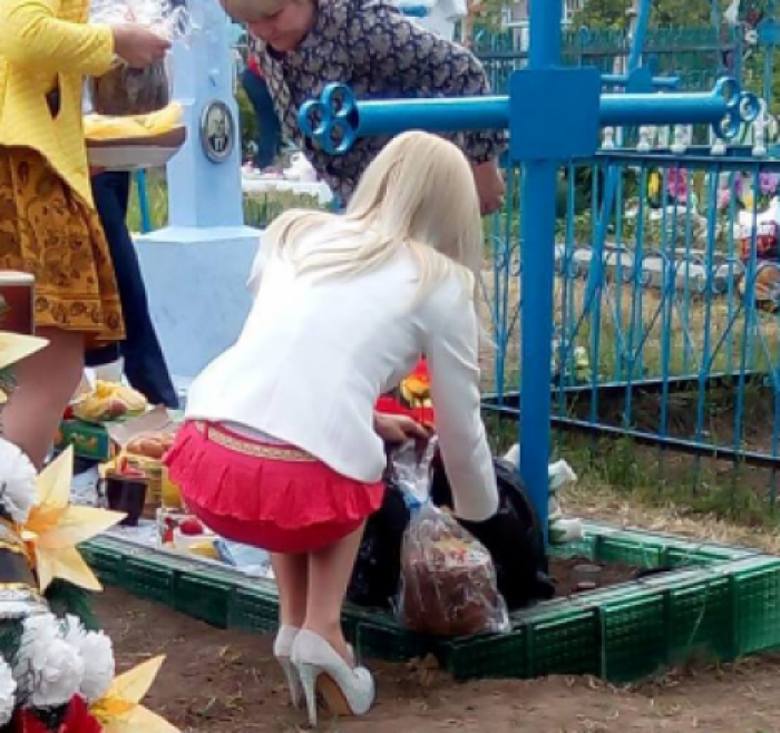 "Красотки Радоницы" и в этом году продемонстрировали свои прелести на кладбище