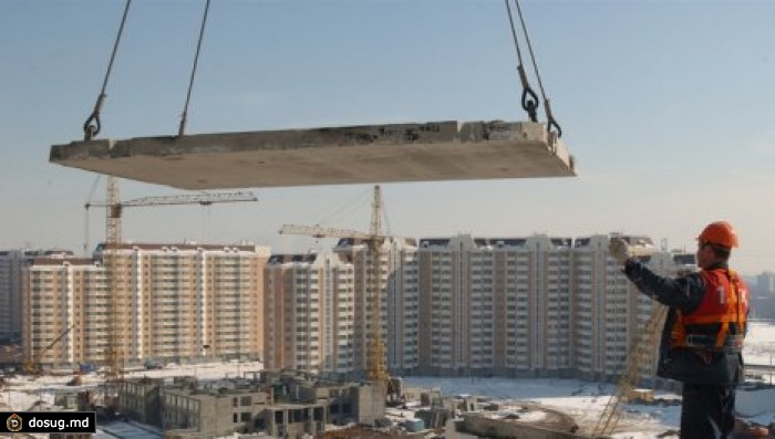 Рабочего засыпало 11 железобетонными плитами