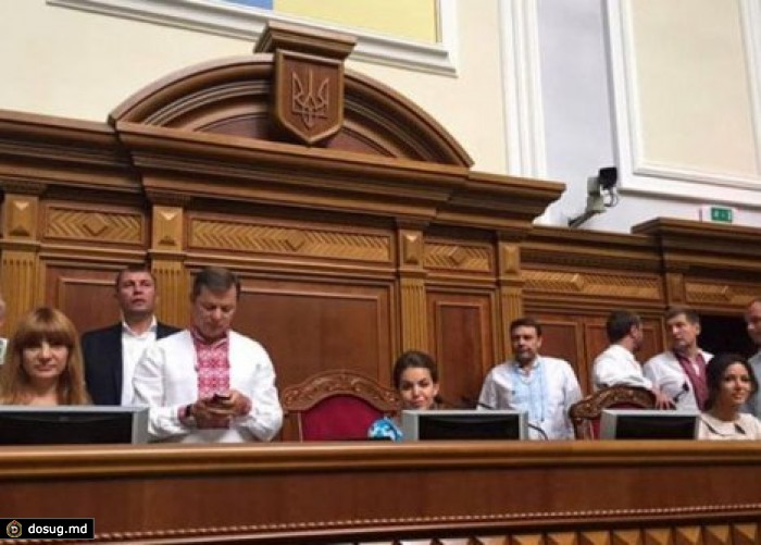 Радикалы блокируют трибуну Рады, требуя не голосовать за "путинские" изменения