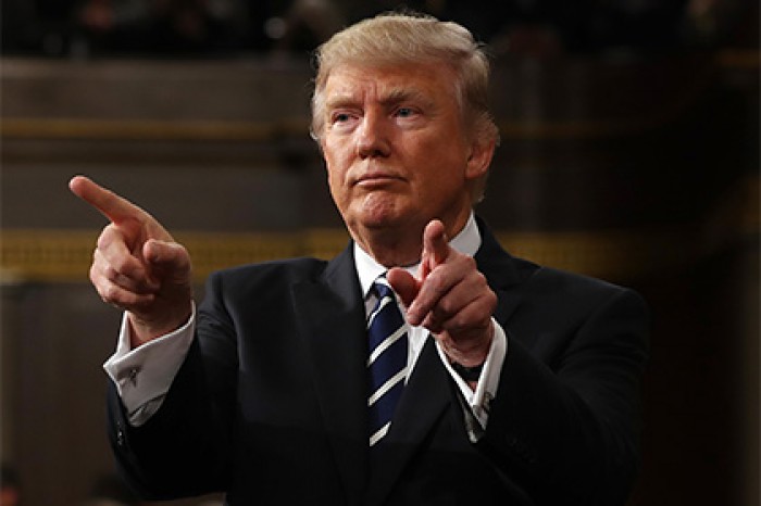 Репетирующий речь в лимузине Трамп «спел» рок-хит и рассмешил пользователей сети