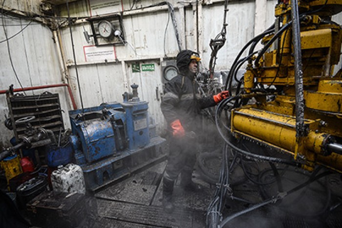 Россия снизила добычу нефти почти на 150 тысяч баррелей в день