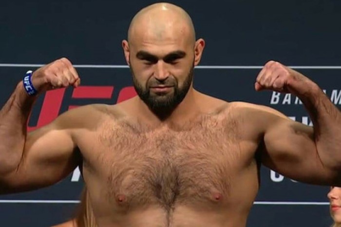 Российский тяжеловес Абдурахимов встретится с американцем Льюисом на турнире UFC