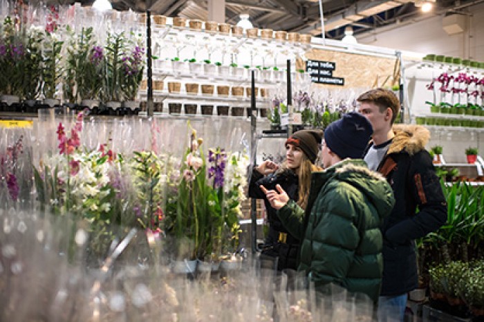 Розничная торговля в России упала на пять процентов