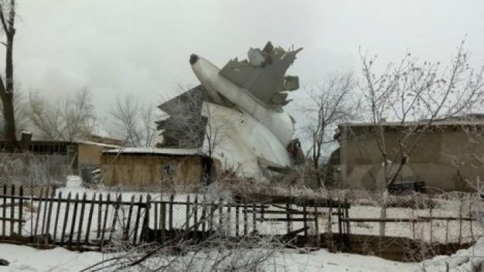 Самолет упал на дачный поселок в Бишкеке, десятки жертв. Подробности
