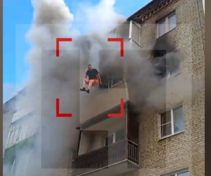 Люди прыгают из окон при пожаре. Горящий балкон. Пожар выпрыгивает из окна. Прыгаю из окна пожар в квартире. У соседей сгорел